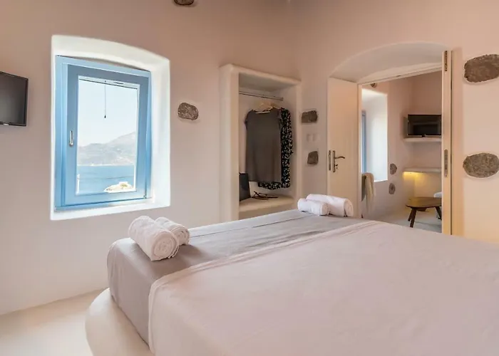 Plaka Suites *
