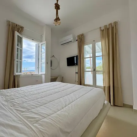 Plaka Suites