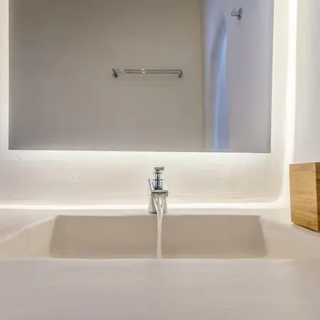 Plaka Suites *