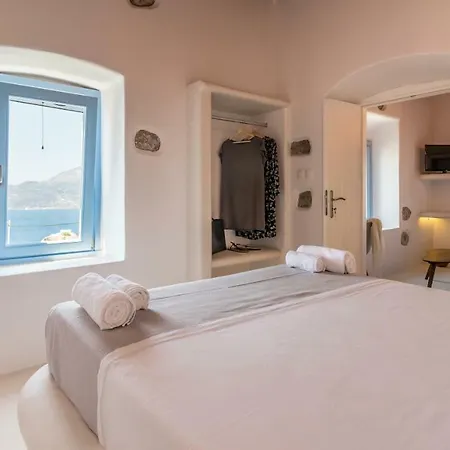 Plaka Suites *